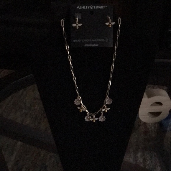 Gold Queen Bee Earrings & Necklace set - Picture 4 of 4